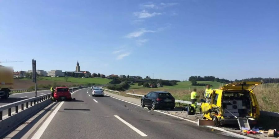 Wegen eines Sekundenschlafes furh die Frau in ein Pannenhilfsfahrzeug. Dieses wurde dann in das kaputte Auto auf dem Pannenstreifen gestossen.