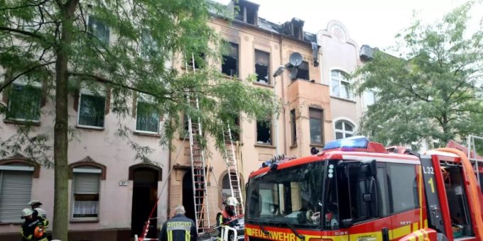 Feuerwehreinsatz am Brandort in Krefeld Feuerwehreinsatz am Brandort in Krefeld