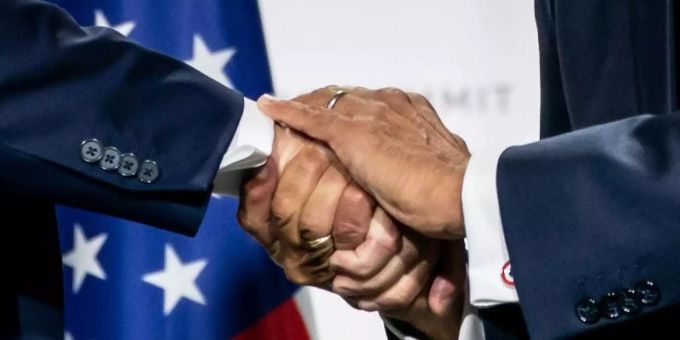 Die Hände von Donald Trump und Emmanuel Macron während der Abschlusspressekonferenz des Gipfels. Foto: Michael Kappeler Die Hände von Donald Trump und Emmanuel Macron während der Abschlusspressekonferenz des Gipfels. Foto: Michael Kappeler