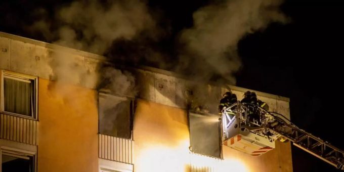 Feuerwehrleute sind mit einer Drehleiter im Einsatz. Foto: Christian Schulz/Foto Hosser Feuerwehrleute sind mit einer Drehleiter im Einsatz. Foto: Christian Schulz/Foto Hosser