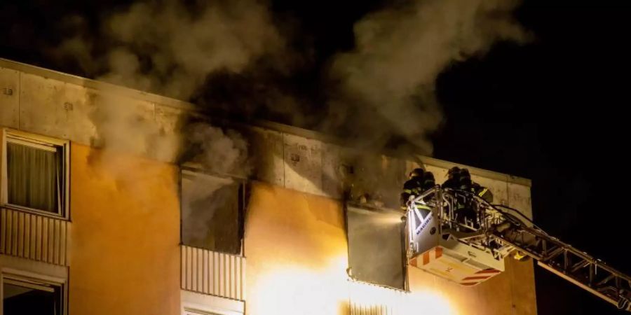 Feuerwehrleute sind mit einer Drehleiter im Einsatz. Foto: Christian Schulz/Foto Hosser