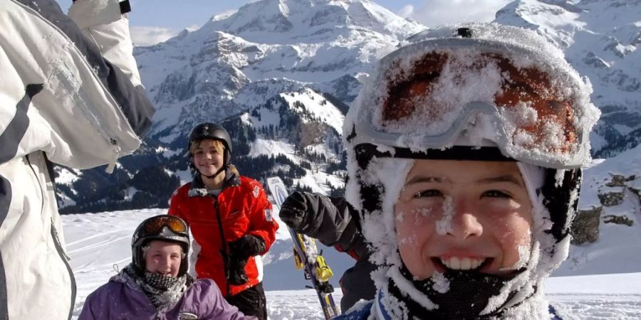 Spass und Bewegung im Schnee: der Bund erhöht auf kommenden Winter die Beiträge an die Skilager. (Archivbild)