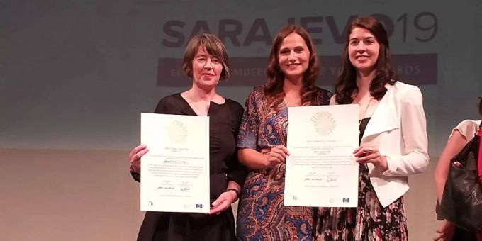 Jacqueline Strauss, Direktorin des Museums für Kommunikation in Bern (links), und Alessandra Lochmatter und Janique Gattlen vom World Nature Forum in Naters VS nehmen die Auszeichnungen für die Schweiz entgegen. nachhaltigkeit
