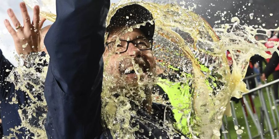 Urs Fischer wird nach dem Schlusspfiff von einem Union-Berlin-Spieler mit Bier übergossen.