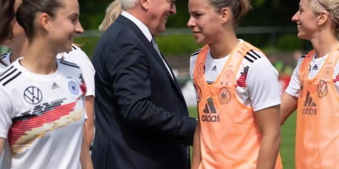Bundespräsident Frank-Walter Steinmeier besucht das WM-Abschlusstrainingslager der Fussballnationalmannschaft der Frauen. Foto: S. Hoppe/dpa Bundespräsident Frank-Walter Steinmeier besucht das WM-Abschlusstrainingslager der Fussballnationalmannschaft der Frauen. Foto: S. Hoppe/dpa
