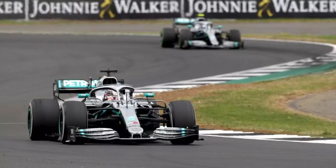 Lewis Hamilton führt vor Mercedes-Teamkollege Valtteri Bottas aus Finnland auf der Rennstrecke in Silverstone. Lewis Hamilton
