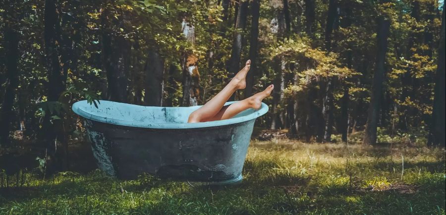 Mensch Wald Badewanne