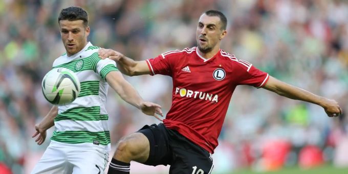 Michal Kucharczyk (rechts, Legia Warschau) und Adam Matthews (links, Celtic Glasgow) im Zweikampf in der Champions-League-Qualifikation 2014. Michal Kucharczyk FC Basel