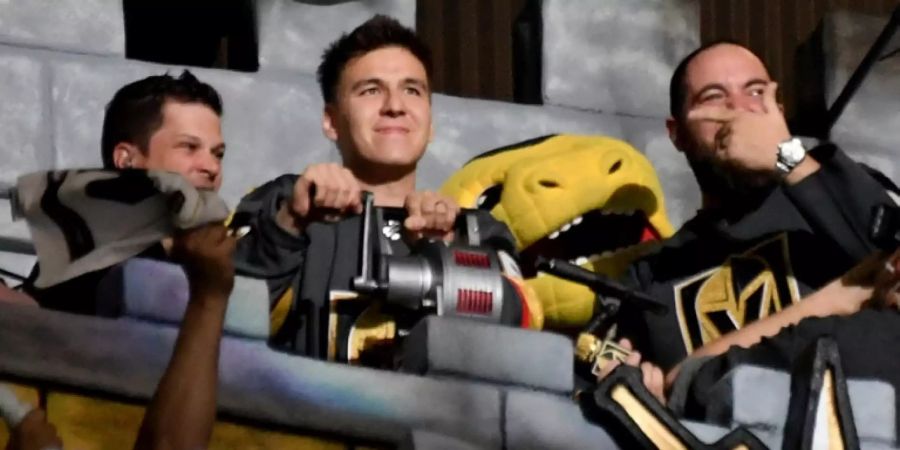 James Holzhauer (Mitte)