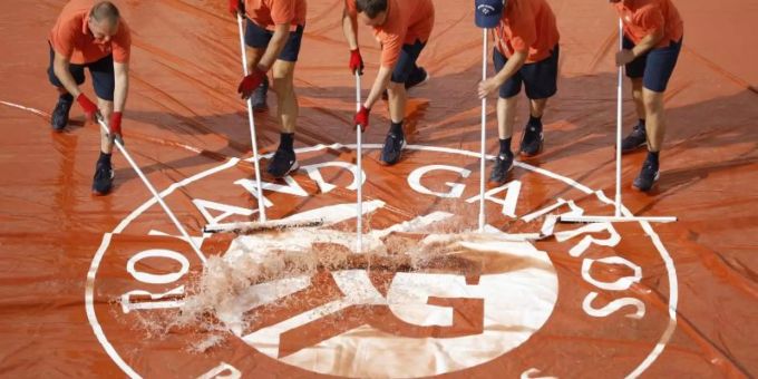 Regen in Paris: Derzeit kann bei den French Open nicht gespielt werden. Foto: Jean-Francois Badias/AP Regen in Paris: Derzeit kann bei den French Open nicht gespielt werden. Foto: Jean-Francois Badias/AP
