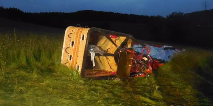 Ein abgestürzter Heissluftballon liegt am Boden. Bei dem Absturz wurden elf Menschen verletzt. Foto: Feuerwehr Marsberg Ein abgestürzter Heissluftballon liegt am Boden. Bei dem Absturz wurden elf Menschen verletzt. Foto: Feuerwehr Marsberg