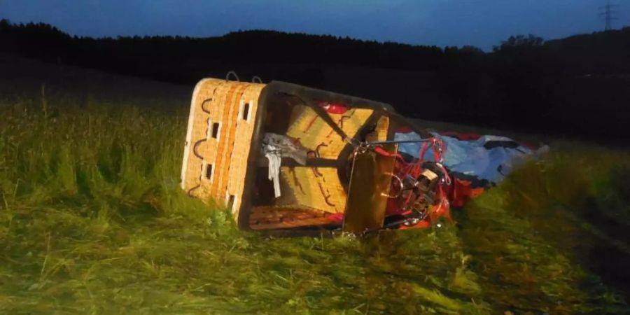 Ein abgestürzter Heissluftballon liegt am Boden. Bei dem Absturz wurden elf Menschen verletzt. Foto: Feuerwehr Marsberg