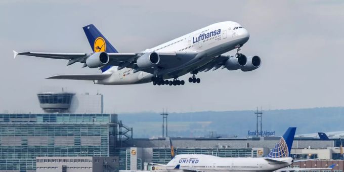 Ein Flugzeug vom Typ Airbus A380-800 der Lufthansa startet auf dem Flughafen in Frankfurt. Lufthansa