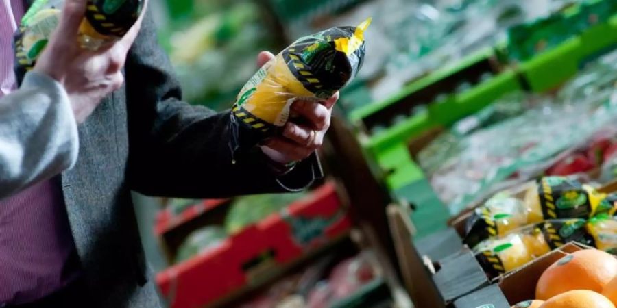 Beim Einkauf von Lebensmitteln achten laut einer Umfrage 60 Prozent der Deutschen auf die Herkunft des Produkts. Foto: Klaus-Dietmar Gabbert/dpa-tmn