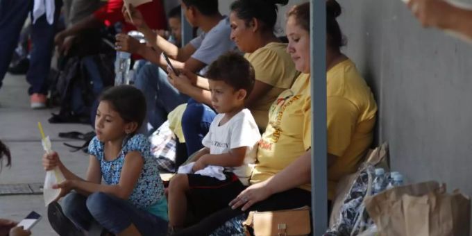 Migranten aus Mittelamerika warten vor einem Einwanderungskontrollzentrum in Ciudad Hidalgo darauf, legal nach Mexiko einzureisen. Mittelamerika