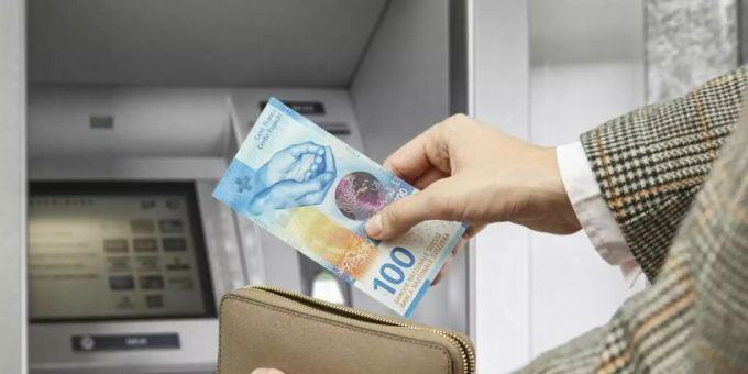 Die neuen 100er Noten kleben zusammen und blockieren somit die Notenausgabe. 100er Noten