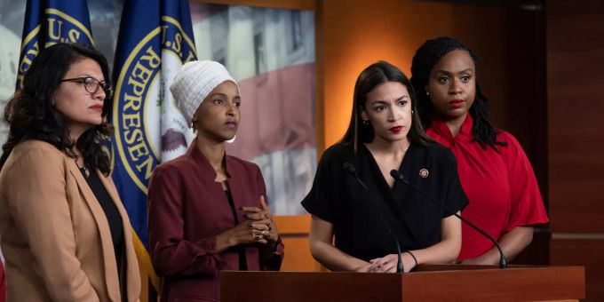 Rashida Tlaib (l-r), Ilhan Omar, Alexandria Ocasio-Cortez und Ayanna Pressley, alle Kongressabgeordnete der Demokraten, werden seit einigen Wochen immer wieder von US-Präsident Donald Trump angegriffen. Donald Trump Rassismus