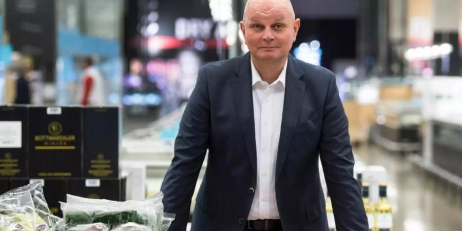 Metro Konzernchef Olaf Koch steht in einem Grossmarkt de Unternehmens in Düsseldorf. Foto: Federico Gambarini
