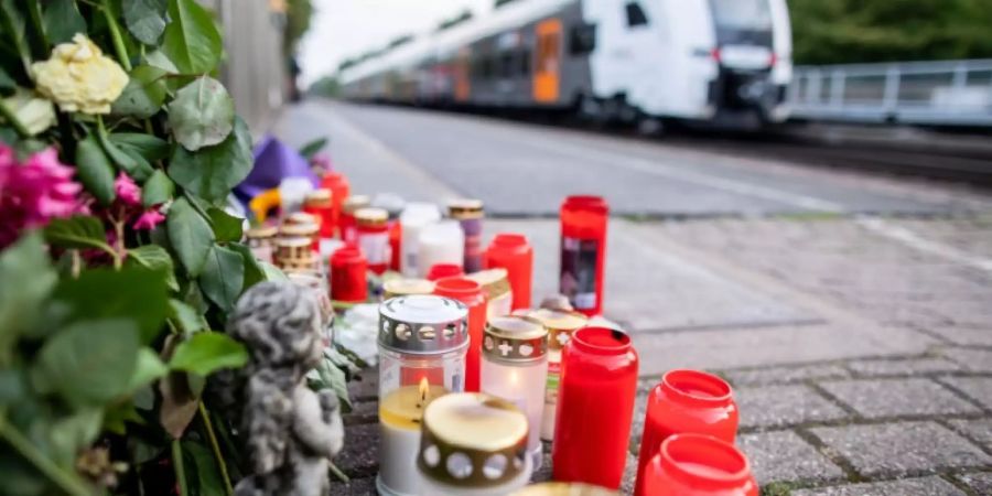 Blumen und Kerzen auf dem Bahnhof von Voerde