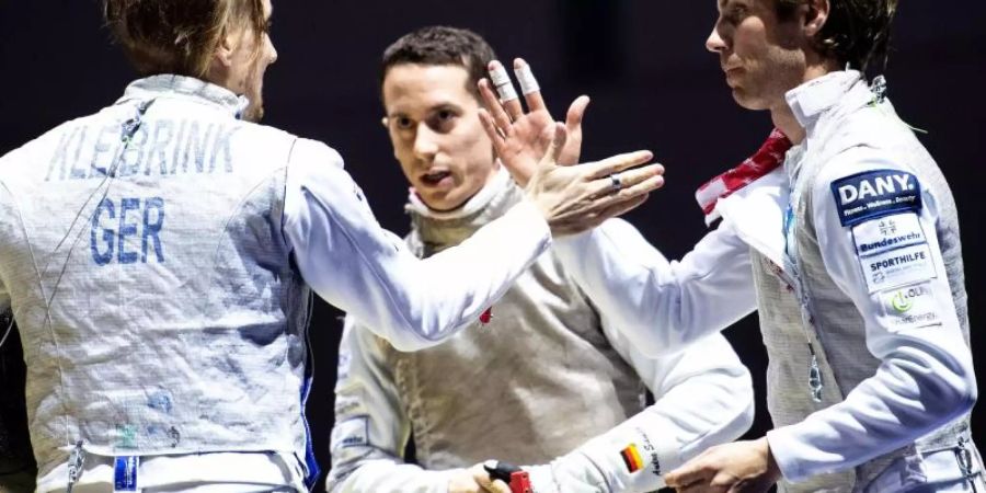 Aus im Viertelfinale: Deutschlands Florettfechter Benjamin Kleibrink (l-r), André Sanita und Peter Joppich. Foto: Marius Becker