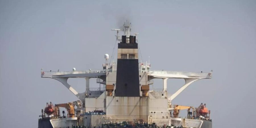 Der Supertanker «Grace 1» liegt in den Gewässern vor Gibraltar. Foto: Marcos Moreno/AP