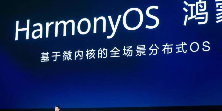 Richard Yu, CEO der Huawei Consumer Business Group, stellt bei einer Entwicklerkonferenz von Huawei sein Betriebssystem Harmony OS vor. Das erste Gerät, das damit auf den Markt kommen soll, ist ein smarter Fernseher. Foto: Huawei