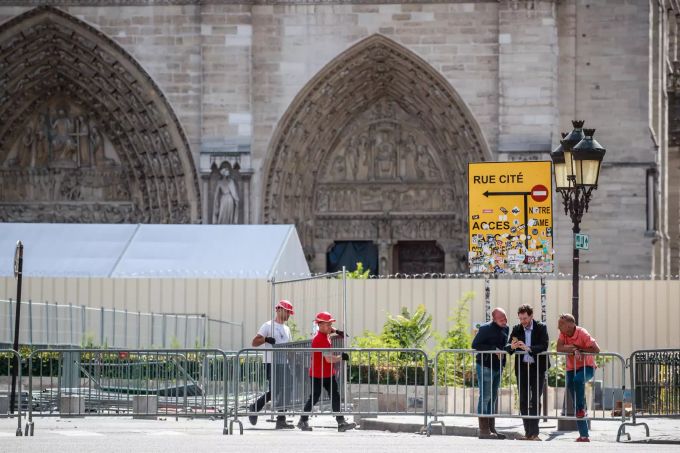 Die Notre Dame ist abgesperrt. m
