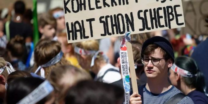 Ein junger Teilnehmer während der Klimademonstration «Fridays for Future» mit einem klaren Statement auf seinem Plakat. Foto: Henning Kaiser Klimawandel uster
