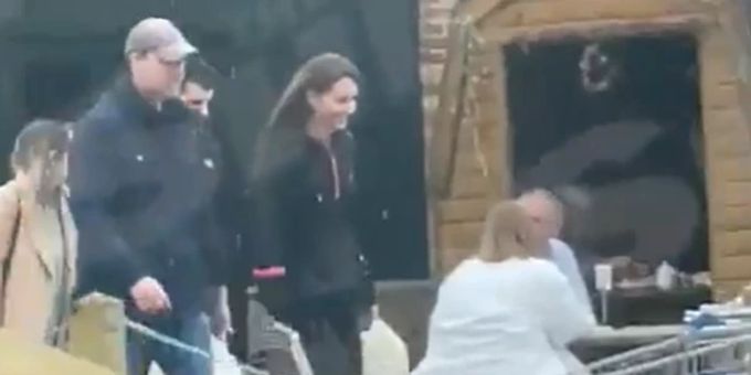 In Hoodie & Leggings - Erstes Foto! Kate lacht nach Bauch-OP