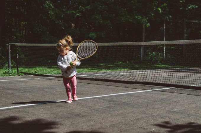 Schon früh sollen Kinder eine Freizeitbeschäftigung haben. In dieser Zeit lernen sie viel fürs Leben und lernen andere Kinder kennen. freizeit kind tennis