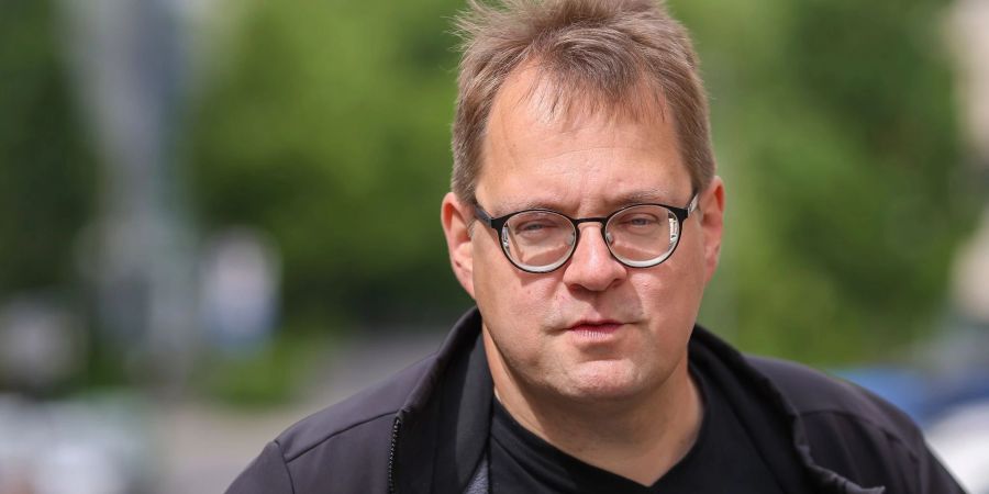 Sören Pellmann (Die Linke) vor dem Karl-Liebknecht-Haus seiner Partei in Leipzig. Die Linke hat scharfe Kritik an Wirtschaftsminister Habeck (Grüne) geäussert und ihm eine Abzocke der Gaskunden vorgeworfen.