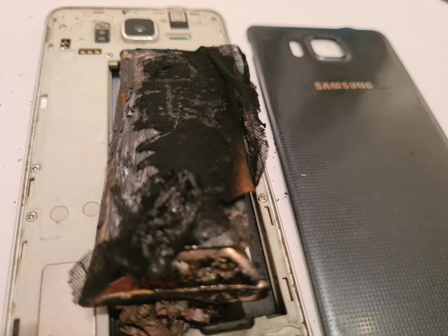 Während des Ladens explodierte plötzlich der Akku des Samsung-Smartphones eines Nau.ch-Lesers.