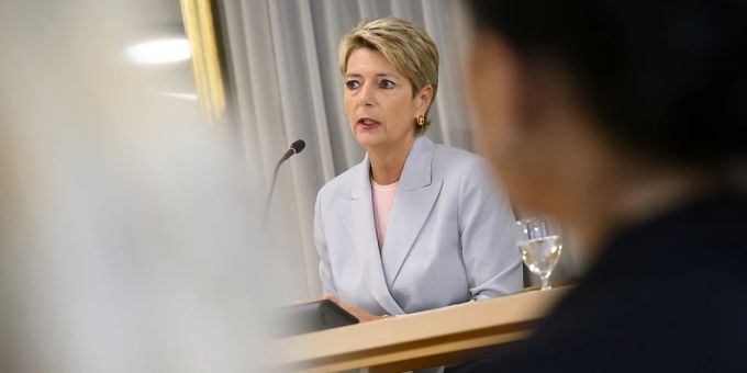 Ob die UBS den Sitz ins Ausland verlegen wolle, sei schlussendlich eine Entscheidung des Bank-Managements, meinte Bundesrätin Karin Keller-Sutter. (Archivbild) Karin Keller-Sutter
