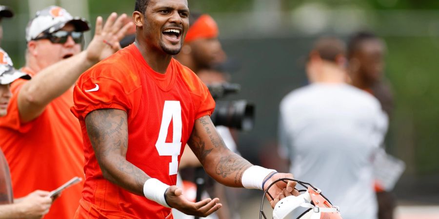 Clevelands Quarterback Deshaun Watson (r) während einer Trainingseinheit.