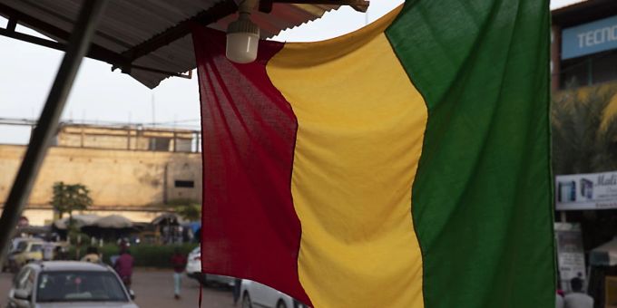 Bei einem Sprengstoffanschlag auf einen Bus sind in Mali mindestens elf Menschen getötet und 53 weitere verletzt worden. Die Explosion ereignete sich am Donnerstag auf einer Strasse zwischen Bandiagara und Goundaka in der zentralmalischen Region Mopti. (Archivbild) Bei einem Sprengstoffanschlag auf einen Bus sind in Mali mindestens elf Menschen getötet und 53 weitere verletzt worden. Die Explosion ereignete sich am Donnerstag auf einer Strasse zwischen Bandiagara und Goundaka in der zentralmalischen Region Mopti. (Archivbild)