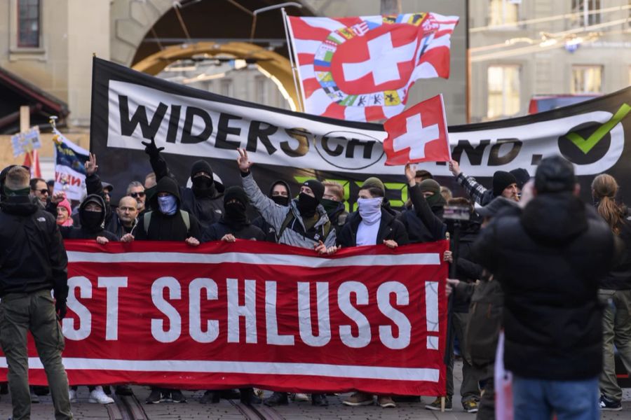 Auf unbewilligten Kundgebungen, wie etwa bei Demonstrationen gegen Corona-Massnahmen, soll die Verhüllung des Gesichts verboten sein.