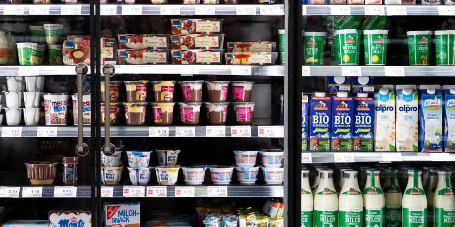 Milchprodukte stehen in einem Supermarktregal.