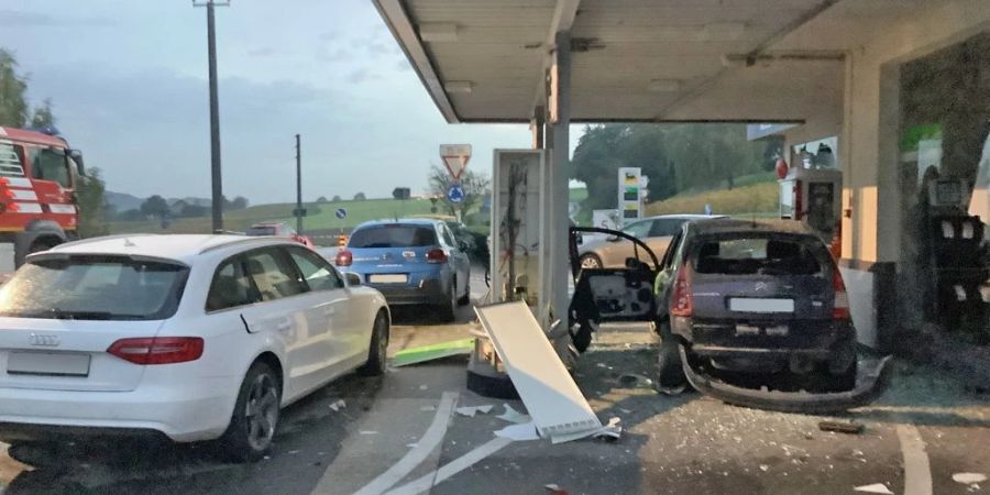 Die Explosion an der Tankstelle in Yens VD richtete beträchtlichen Sachschaden an.