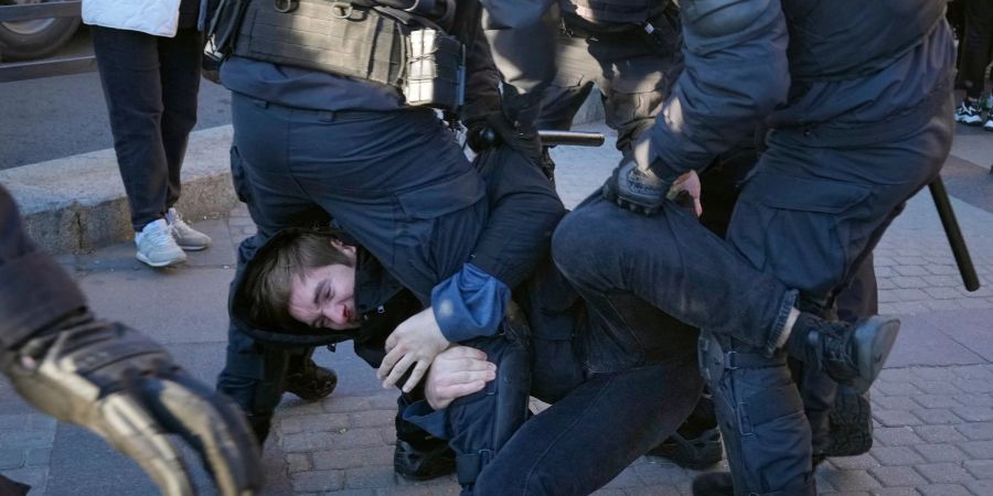 Russische Polizisten halten einen Demonstranten fest während eines Protestes gegen die russische Teilmobilisierung in St. Petersburg.