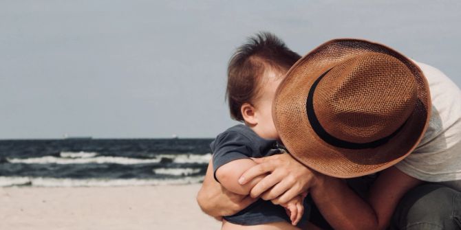 Mann Kind Meer Strand Umarmung Hut Berührung