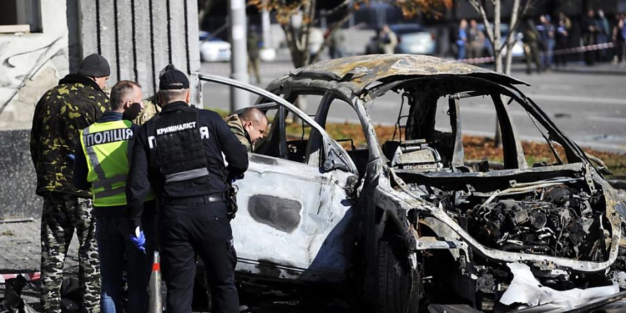 Die Bergung von Autos in Kiew, die durch einen Raketenangriff zerstört wurden, wird fortgesetzt. Foto: ---/Ukrinform/dpa