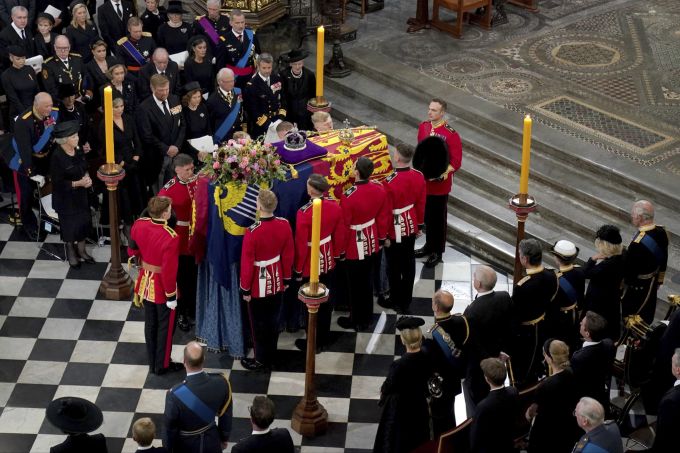 Bei der Beerdigung von Queen Elizabeth II. fehlte nur der kleine Prinz Louis. Mit seinen vier Jahren durfte er noch nicht mit. Queen