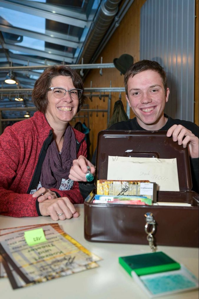 Jolanda und Sohn Marco machen die Abendkasse.