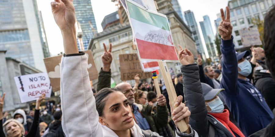 Demonstrantinnen und Demonstranten während einer Kundgebung in Frankfurt/Main gegen das politische Regime im Iran.