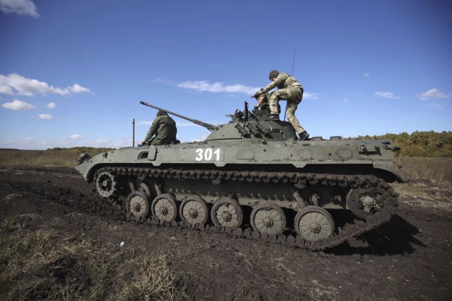 Rekruten fahren ein gepanzertes Fahrzeug während einer militärischen Ausbildung auf einem Schiessplatz in der Region Krasnodar im Süden Russlands, Dienstag, 4. Oktober 2022.