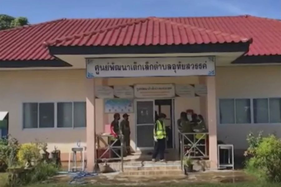 Sanitäter vor einer Kindertagesstätte in Thailand.