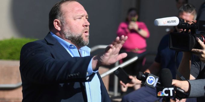 Alex Jones spricht zu Journalisten, bevor er das Gericht in Waterbury betritt. Alex Jones