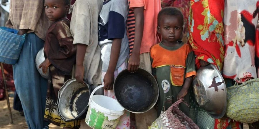 Menschen bei der Essensverteilung in Afrika