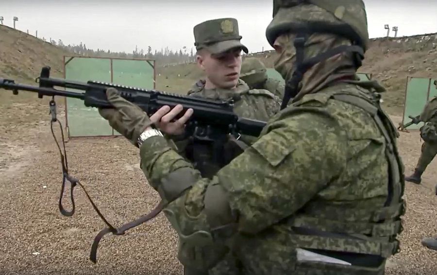 Russische Rekruten bei einem Schiesstraining. (Archiv)