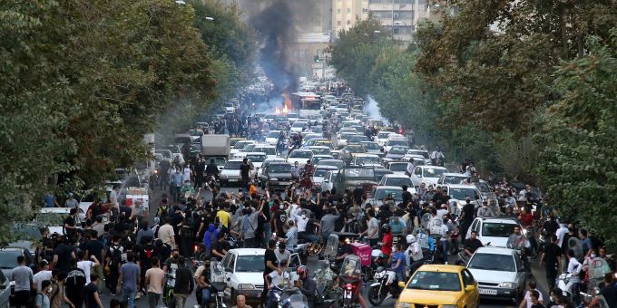 Demonstranten haben sich in der Innenstadt von Teheran versammelt. Demonstranten haben sich in der Innenstadt von Teheran versammelt.